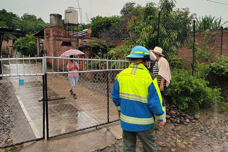 Tensión. Una tormenta provocó que hubiera una crecida de agua en el Río Ayuquila. (Foto: Especial)